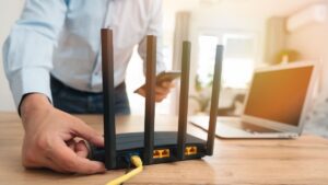 Roteador instalado por técnico, ilustrando o contexto da autorização para pequenos provedores de internet