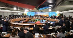 BRICS reage a tarifas dos EUA com estratégias de cooperação e soberania econômica.