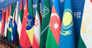 Bandeiras dos países do Brics e parceiros reunidas durante evento que discute criação de alternativa ao FMI