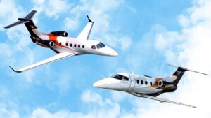 diferença entre aeronaves Phenom 100 e 300 em voo lado a lado no céu.
