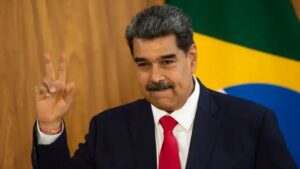 Presidente da Venezuela em frente à bandeira do Brasil durante impasse sobre dívida bilionária