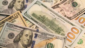 Cédulas de dólar americano ilustrando a valorização do dólar hoje.
