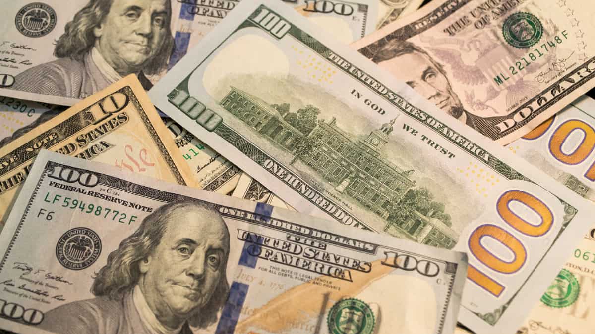 Cédulas de dólar americano ilustrando a valorização do dólar hoje.