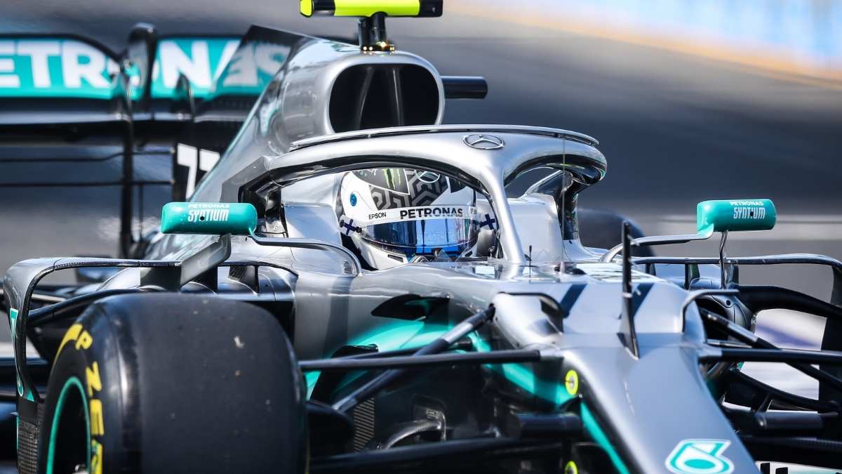 Carro de corrida da Fórmula 1 na pista, representando a nova fase da Fórmula 1 na Globo