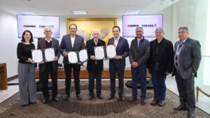 Autoridades e executivos assinam protocolo para instalação de fábrica de pneus no Paraná.