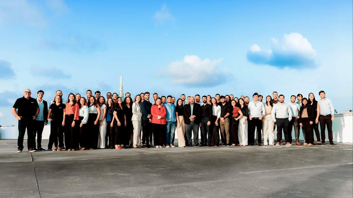 Equipe da Kroma Energia no ranking GPTW 2025 reunida em celebração ao reconhecimento nacional.