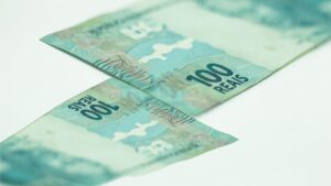 Cédulas de 100 reais representam o novo salário mínimo paulista.