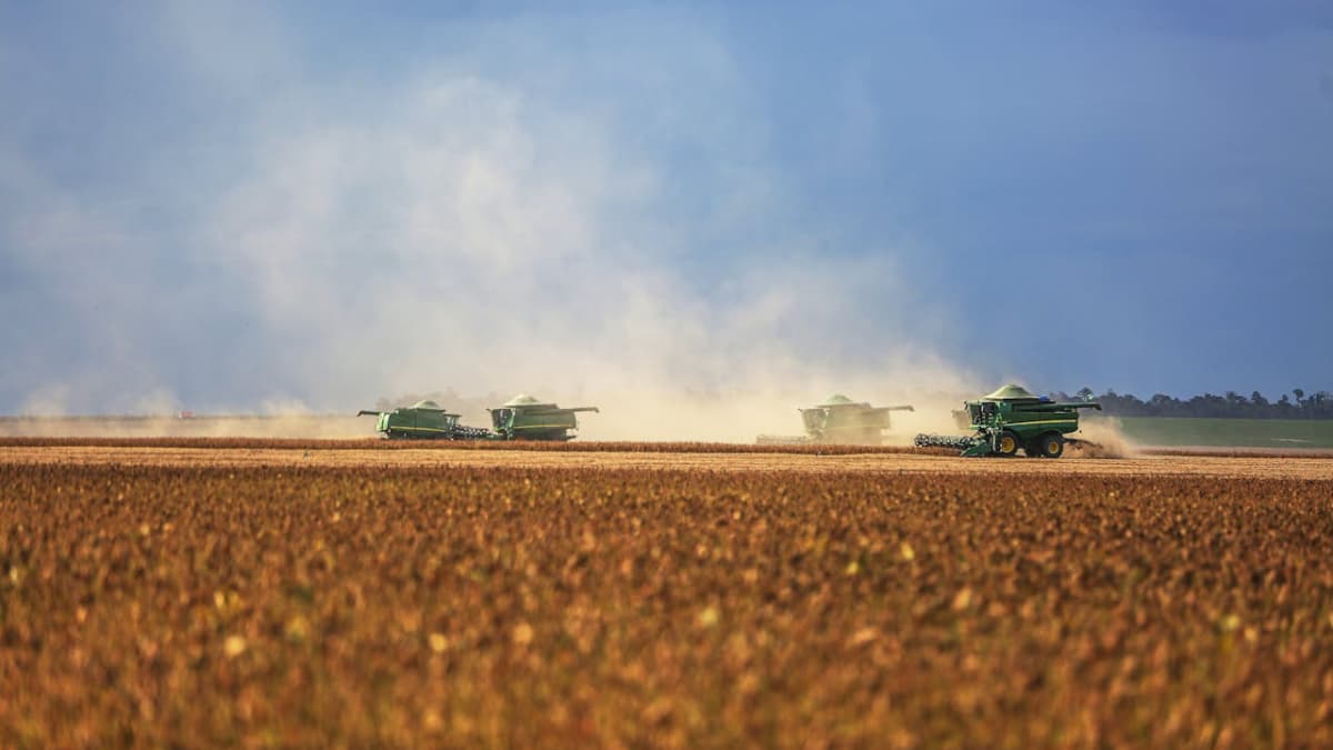 Colheitadeiras em campo simbolizam o PIB do agronegócio em Minas Gerais em 2024