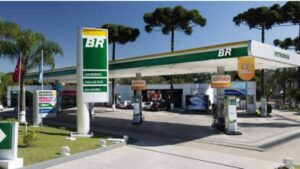 Petrobras estuda voltar a distribuir combustíveis em postos como o da antiga BR Distribuidora.
