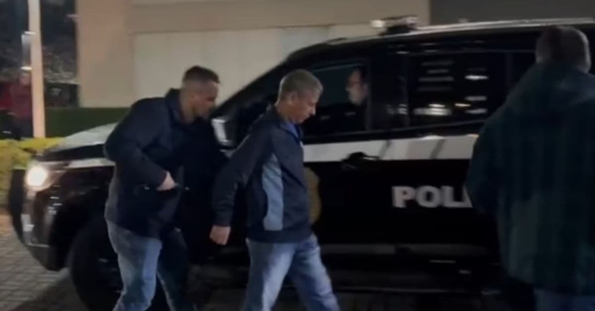 Prisão de suspeito do ataque hacker ao SPB sendo conduzido por policiais