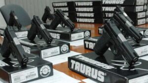 Suspensão da multa da Taurus permite retomada de contratos públicos