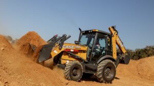 Retroescavadeira em operação no canteiro de obras, representando a venda de máquinas e equipamentos no Nordeste.