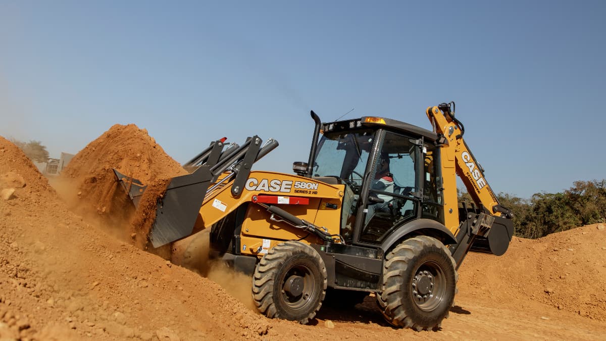 Retroescavadeira em operação no canteiro de obras, representando a venda de máquinas e equipamentos no Nordeste.
