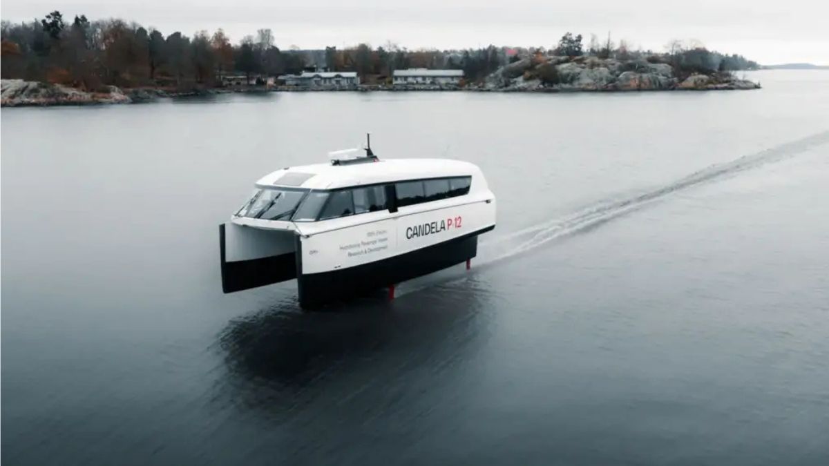 barco elétrico que voa Candela P-12 navegando sobre as águas de Estocolmo