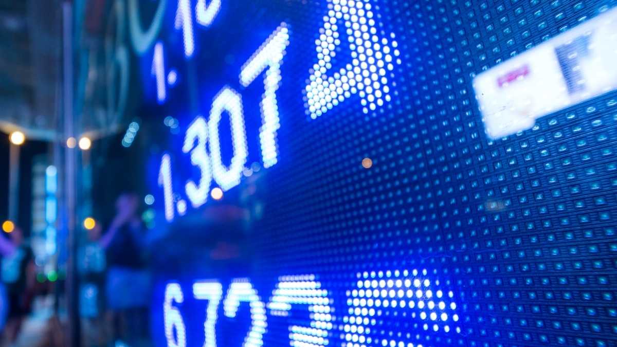 Painel digital de cotações na bolsa de valores, ilustrando o calendário de resultados do 2T25.