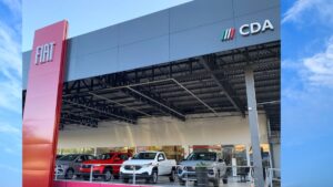 Fachada da concessionária CDA Fiat com modelos elegíveis ao programa de carro popular sustentável.