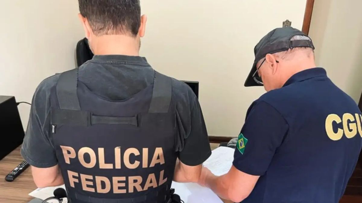 Agentes da Polícia Federal e da CGU durante operação que apura desvio de emendas no Ceará