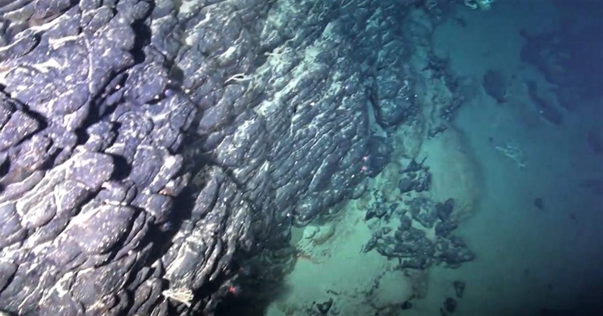Formação geológica submersa na ilha reivindicada pelo Brasil