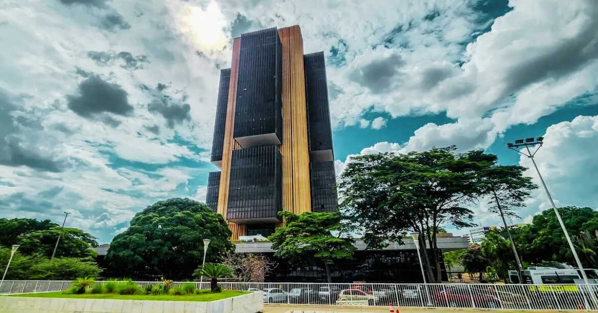 Fachada do Banco Central em Brasília com céu nublado, destaque para a notícia de que o mercado reduz expectativa de inflação no novo Boletim Focus.