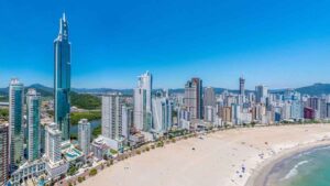 Vista panorâmica de Balneário Camboriú, cidade com o metro quadrado mais caro do Brasil.