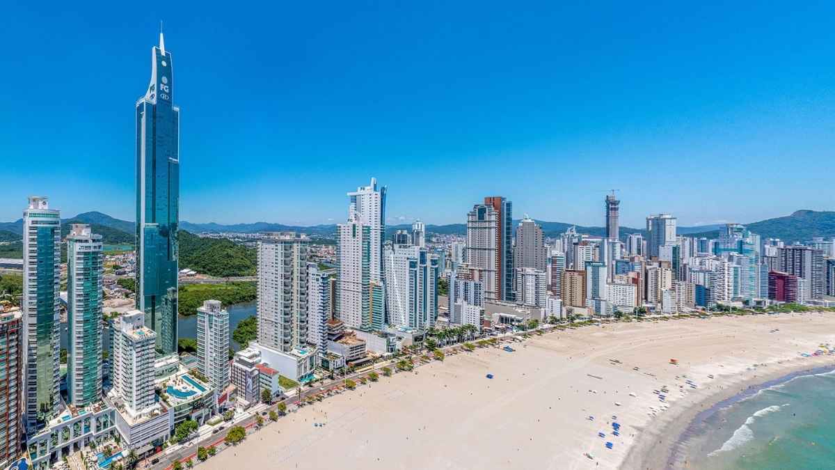 Vista panorâmica de Balneário Camboriú, cidade com o metro quadrado mais caro do Brasil.