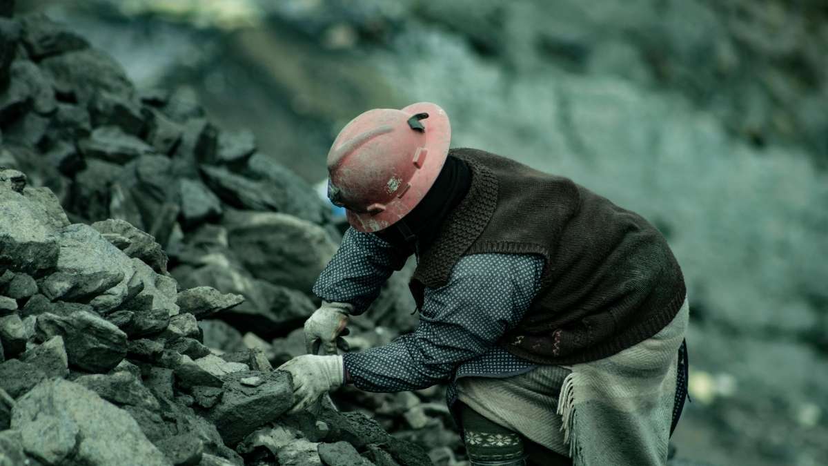 trabalhador na mineração de minerais estratégicos do Brasil