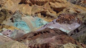 Formações geológicas ricas em minerais estratégicos do Brasil