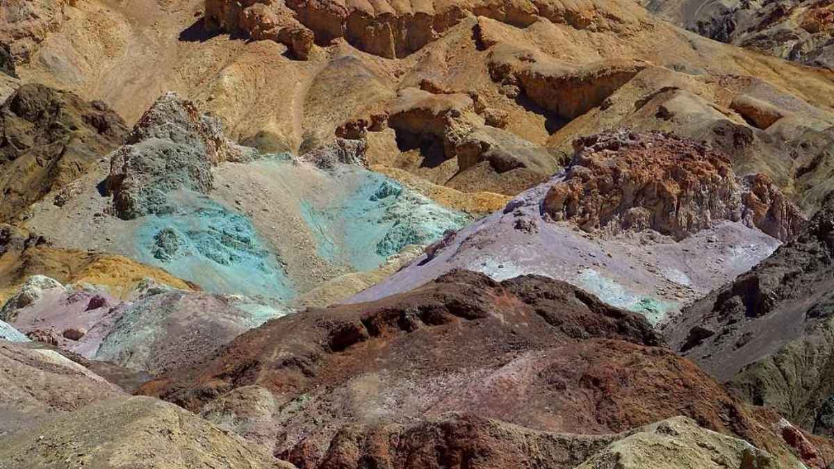 Formações geológicas ricas em minerais estratégicos do Brasil
