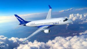 Avião da SkyWest voando acima das nuvens, alvo da tarifa de 50% sobre jatos da Embraer