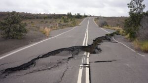 Danos causados por terremotos no Japão em estrada rachada