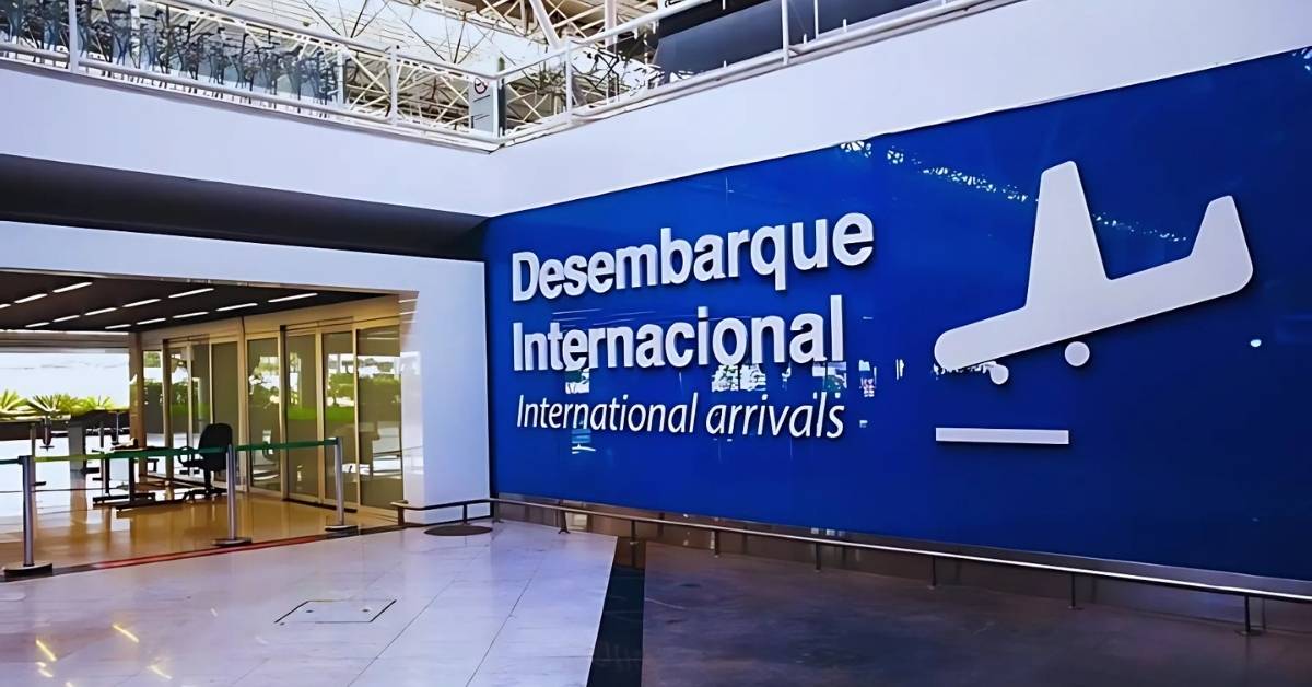 Entrada de desembarque internacional em aeroporto brasileiro, representando a chegada de turistas estrangeiros no Brasil.
