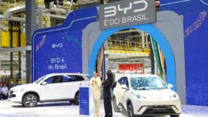 BYD Carmais em Fortaleza celebra marco da entrega do carro 150 mil no Brasil.