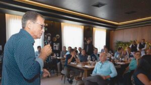 Beto Studart destacou a diversificação e o investimento em pessoas como essenciais ao crescimento sustentável.