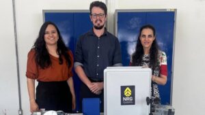 Representantes da NBX e do SENAI Ceará com equipamentos para capacitação em energia eólica offshore