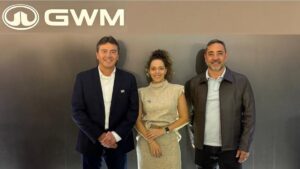 Luiz Teixeira, Gabriela Teixeira e Ronaldo Munhoz na inauguração da fábrica da GWM