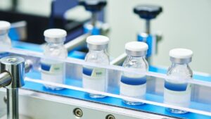 Indústria farmacêutica brasileira cresce 11,5% em 2025 com destaque para laboratórios nacionais e produção de genéricos
