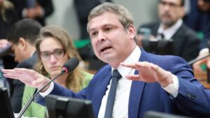 Lindbergh Farias defende ação do PT no STF contra efeitos da Lei Magnitsky.
