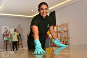 Colaboradora da Singular Serviços durante atividade operacional