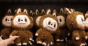 Bonecos Labubu 4.0 Pop Mart em prateleira de loja chinesa