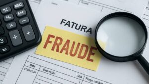 Fraude em notas fiscais simbolizando o devedor contumaz