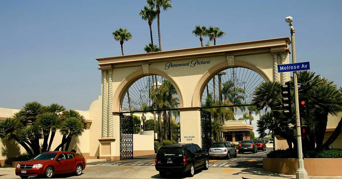 Entrada da Paramount Pictures em Los Angeles, símbolo do debate sobre a oferta pela Warner e a fusão Paramount Warner