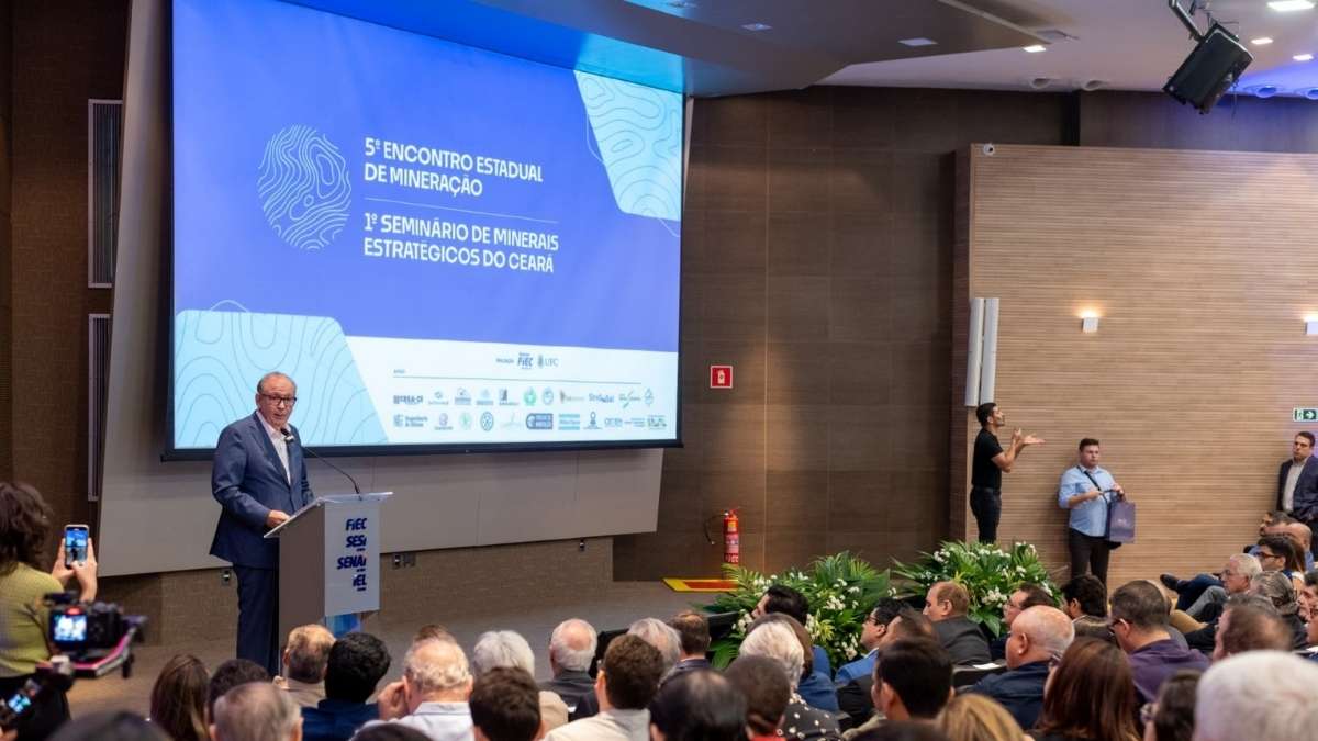 Ricardo Cavalcante fala sobre mineração no Ceará em evento da FIEC, destacando exportações e beneficiamento.