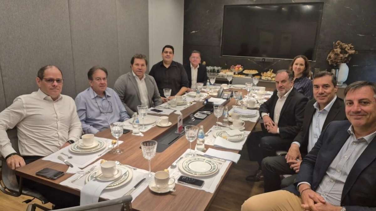 Reunião entre executivos da Marquise Infraestrutura e Fortescue sobre projeto de reuso de água no Pecém