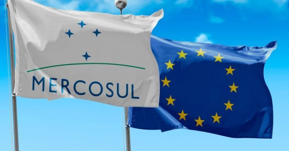 Bandeiras do Mercosul e da União Europeia lado a lado, simbolizando o Acordo Mercosul União Europeia