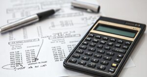 controle financeiro pessoal com calculadora e orçamento doméstico