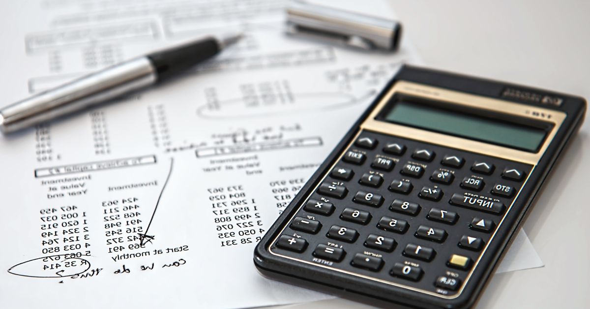 controle financeiro pessoal com calculadora e orçamento doméstico