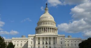 Fachada iluminada do Capitólio em Washington, simbolizando a crise fiscal americana e o risco de paralisação do governo.