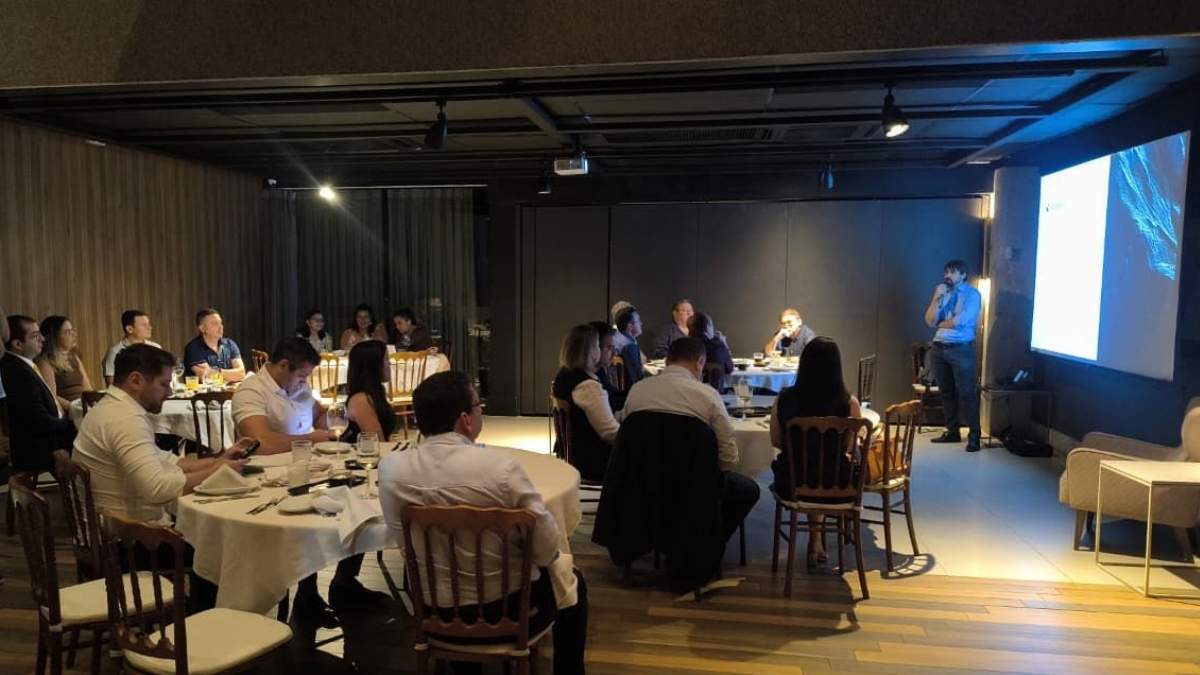 Empresários acompanham jantar-palestra do SINFAC sobre mercado de recebíveis em Fortaleza