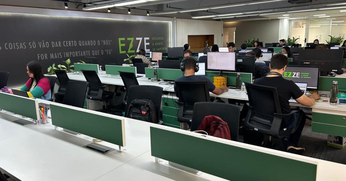 Funcionários da EZZE Seguros em escritório, ilustrando o uso do Portal do Corretor EZZE