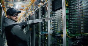 Técnicos atuam em data center após pane na AWS